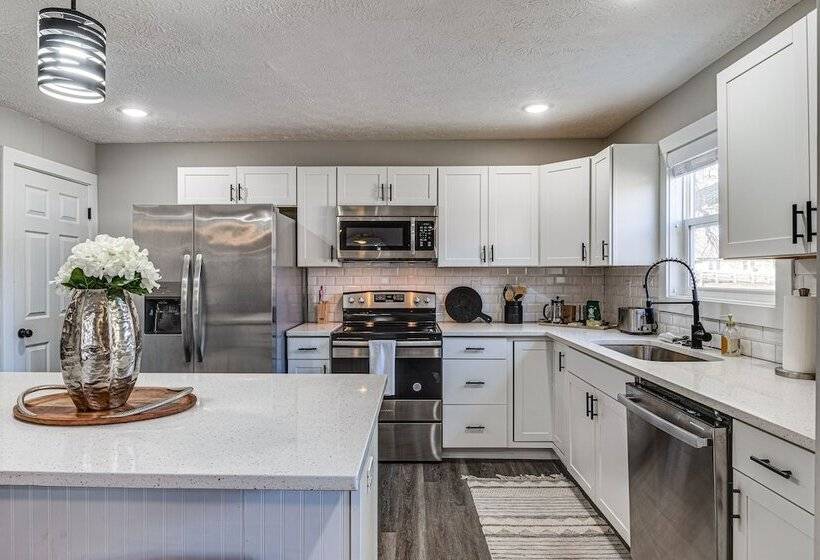 Downtown Indianapolis Home ~ 3 Mi To Canal Walk!