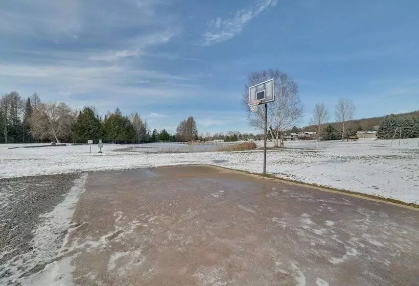 Family Friendly Boyne Falls Home: Golf, Ski & More