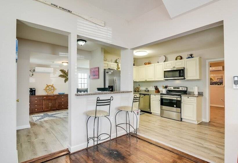 Galveston Vacation Rental: 2 Mi To Pleasure Pier!