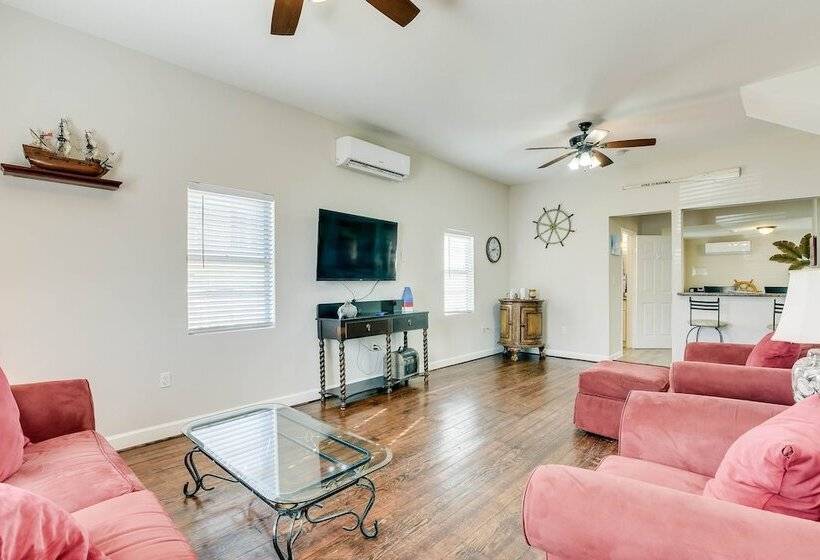 Galveston Vacation Rental: 2 Mi To Pleasure Pier!