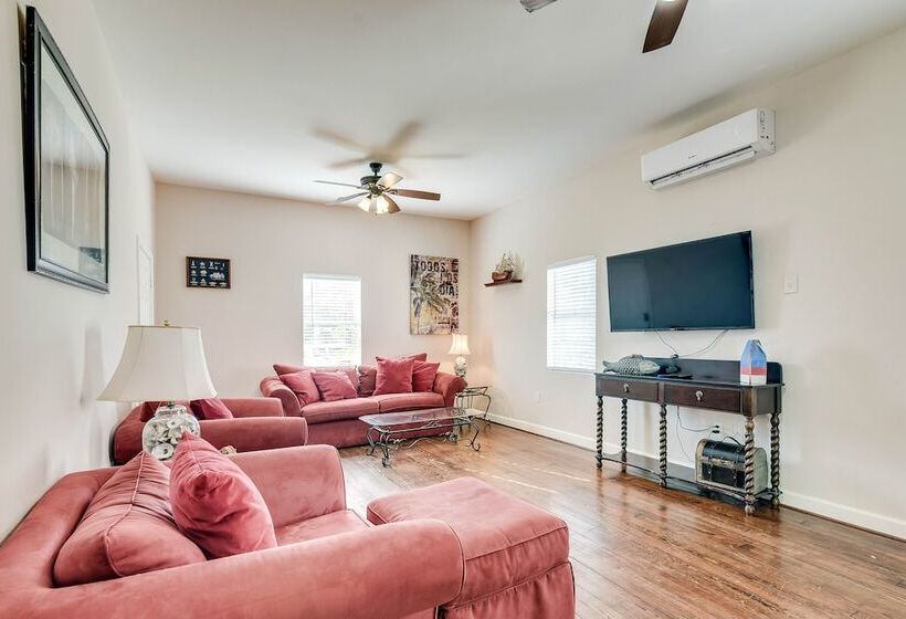 Galveston Vacation Rental: 2 Mi To Pleasure Pier!