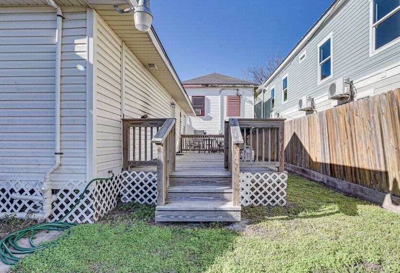 Galveston Vacation Rental: 2 Mi To Pleasure Pier!