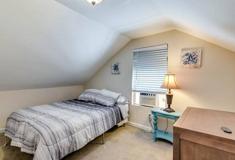 Galveston Vacation Rental: 2 Mi To Pleasure Pier!