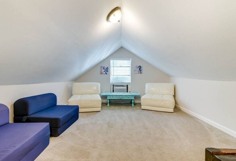 Galveston Vacation Rental: 2 Mi To Pleasure Pier!