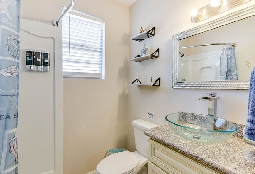 Galveston Vacation Rental: 2 Mi To Pleasure Pier!