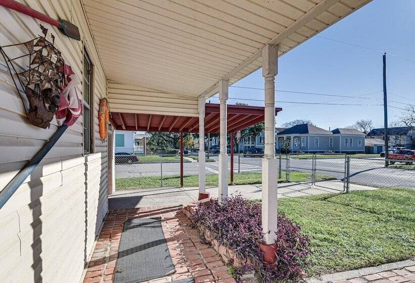 Galveston Vacation Rental: 2 Mi To Pleasure Pier!