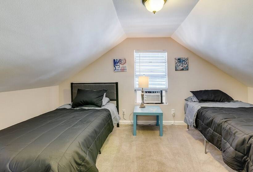 Galveston Vacation Rental: 2 Mi To Pleasure Pier!