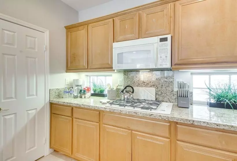 Indio Home W/ Pool Access: 2 Mi To Coachella!