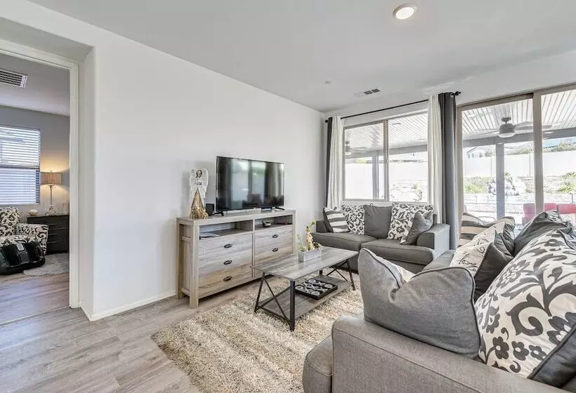 Luxe Beaumont Home W/ Private Pool!