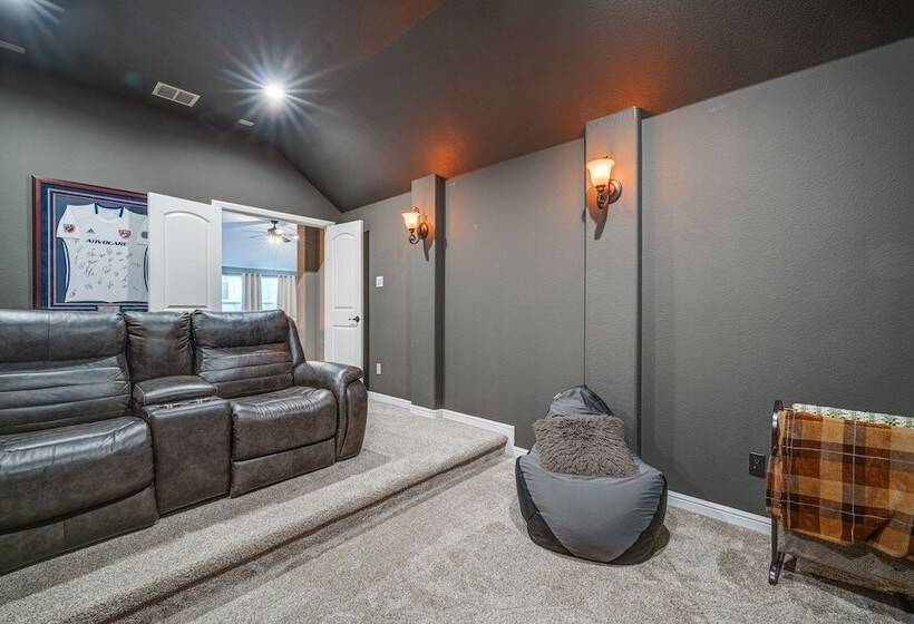 Sorrellwood  Mckinney Home W/ Pool: 4 Mi To Dtwn!