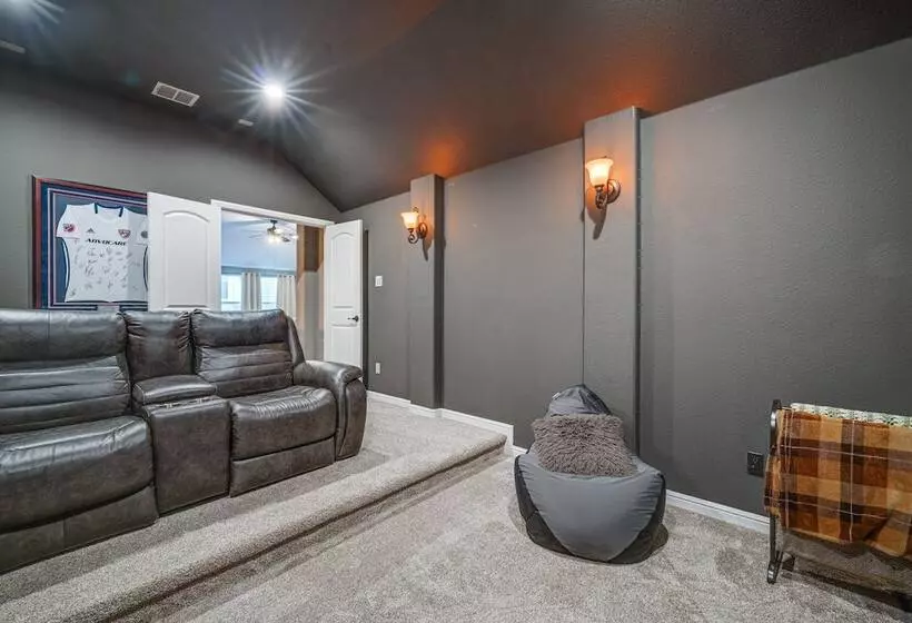 Sorrellwood  Mckinney Home W/ Pool: 4 Mi To Dtwn!