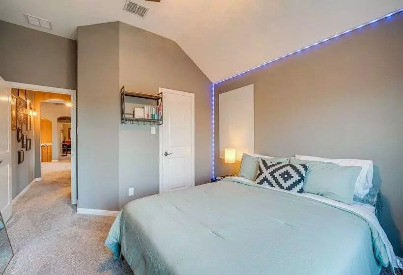 Sorrellwood  Mckinney Home W/ Pool: 4 Mi To Dtwn!