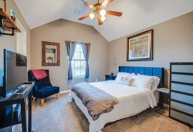 Sorrellwood  Mckinney Home W/ Pool: 4 Mi To Dtwn!