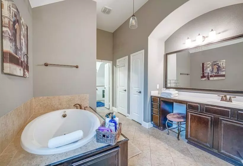 Sorrellwood  Mckinney Home W/ Pool: 4 Mi To Dtwn!