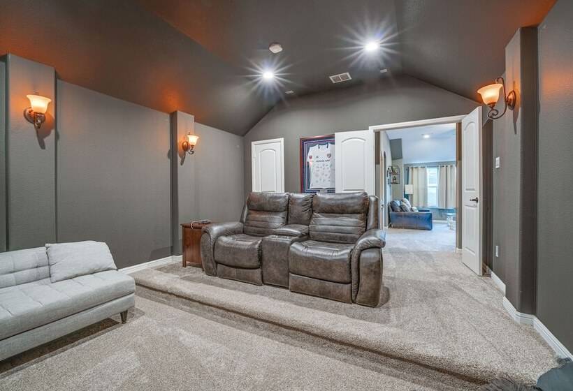 Sorrellwood  Mckinney Home W/ Pool: 4 Mi To Dtwn!