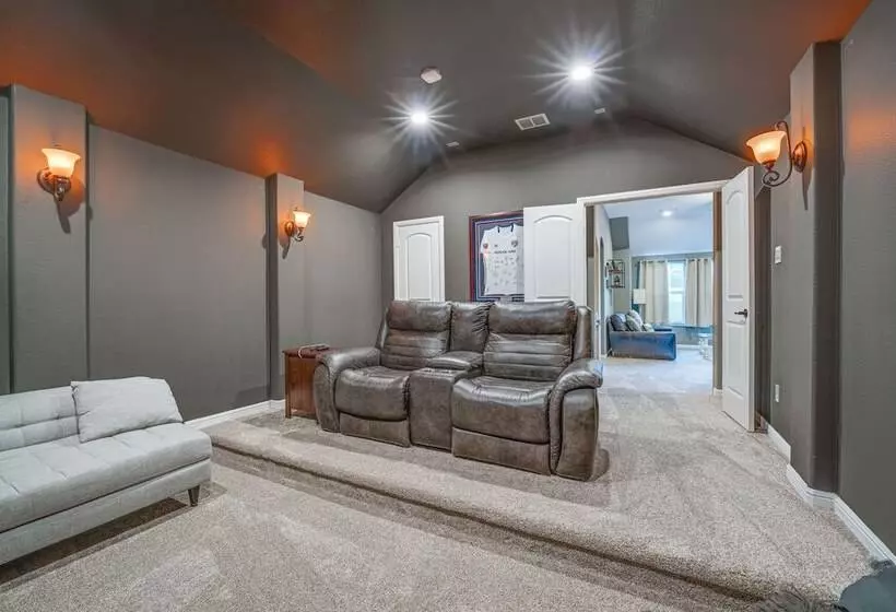 Sorrellwood  Mckinney Home W/ Pool: 4 Mi To Dtwn!