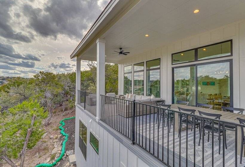 Walk To Beach: Farmhouse W/ Lake Travis Views!