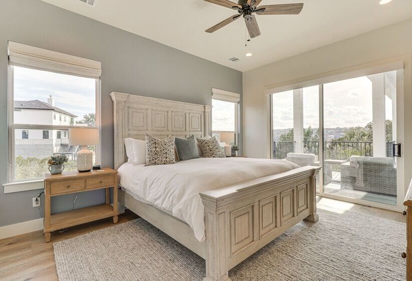 Walk To Beach: Farmhouse W/ Lake Travis Views!