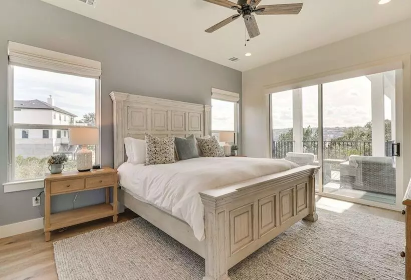 Walk To Beach: Farmhouse W/ Lake Travis Views!