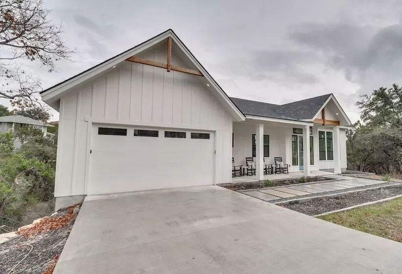 Walk To Beach: Farmhouse W/ Lake Travis Views!