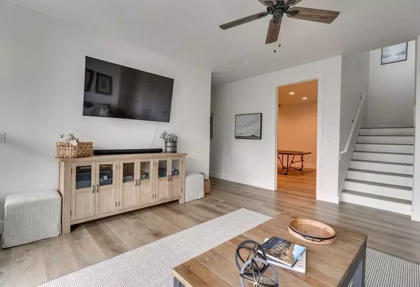 Walk To Beach: Farmhouse W/ Lake Travis Views!