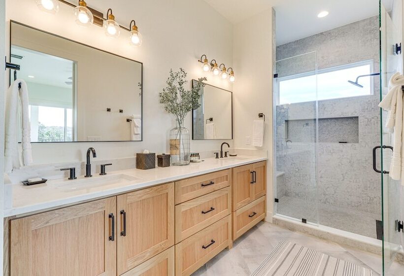 Walk To Beach: Farmhouse W/ Lake Travis Views!