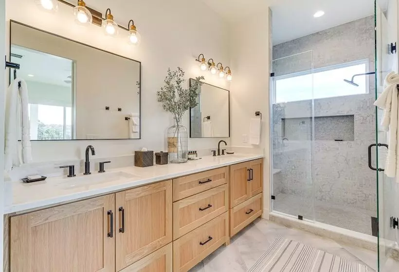 Walk To Beach: Farmhouse W/ Lake Travis Views!