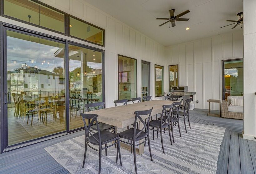 Walk To Beach: Farmhouse W/ Lake Travis Views!