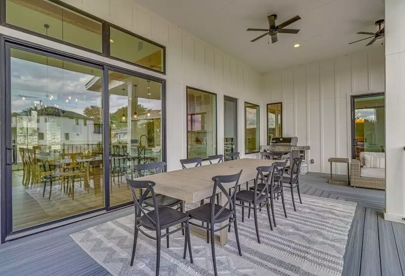 Walk To Beach: Farmhouse W/ Lake Travis Views!