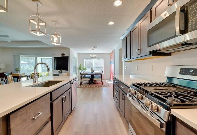 Modern The Villages Home W/ Screened Porch!