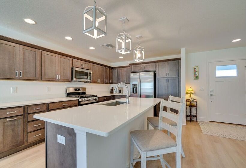 Modern The Villages Home W/ Screened Porch!