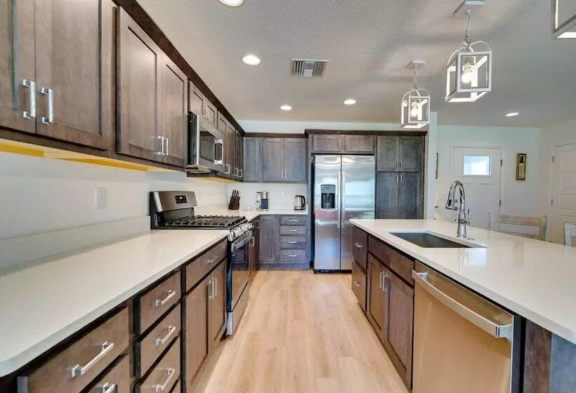 Modern The Villages Home W/ Screened Porch!