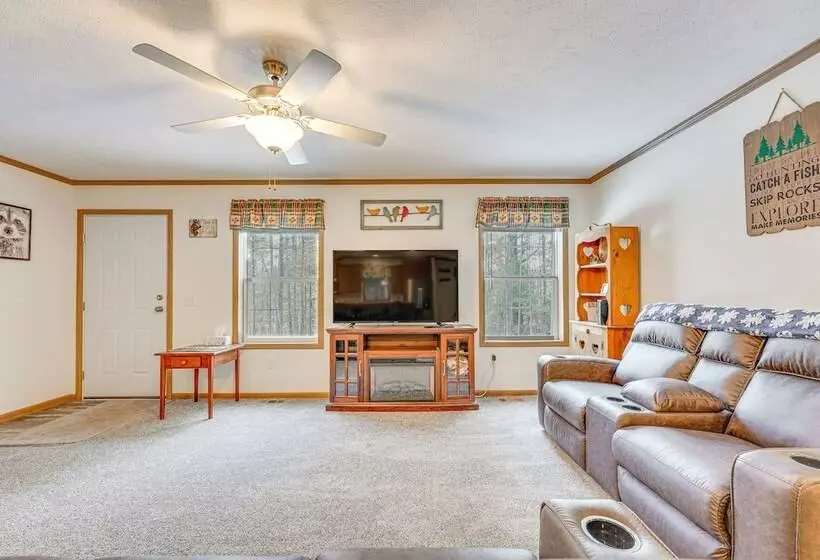 < 1 Mi To Beach: Peaceful Brant Lake Home!