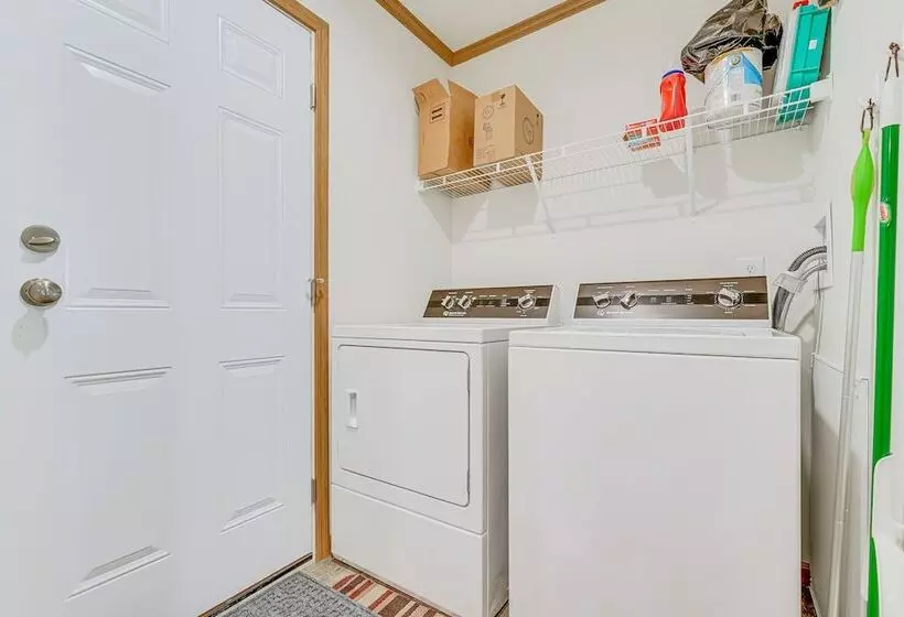 < 1 Mi To Beach: Peaceful Brant Lake Home!