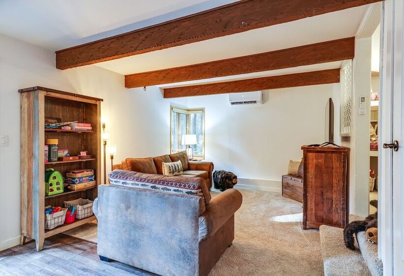 Deck & Ev Charger: Pet Friendly Arnold Cabin!