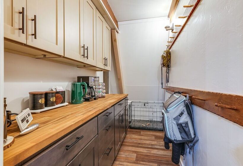 Deck & Ev Charger: Pet Friendly Arnold Cabin!