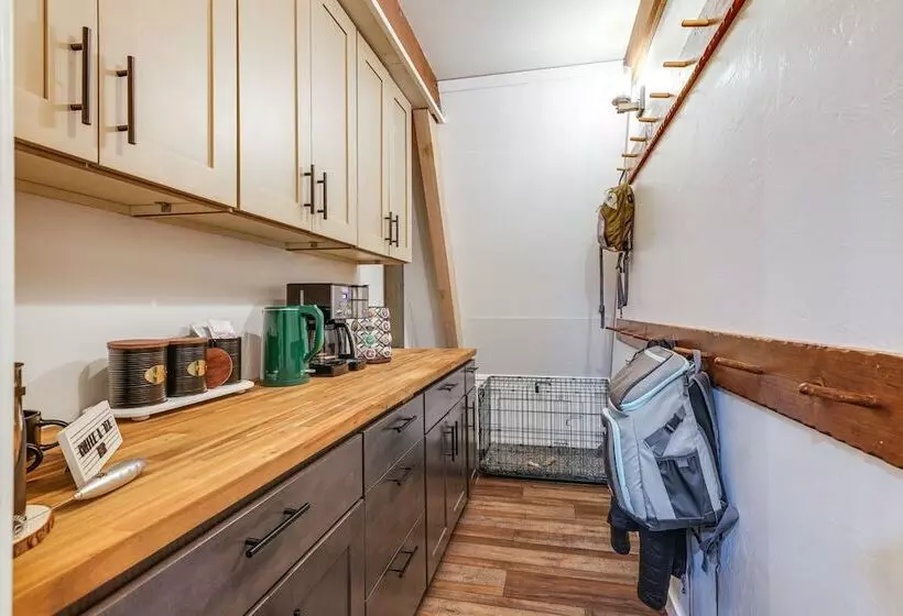 Deck & Ev Charger: Pet Friendly Arnold Cabin!