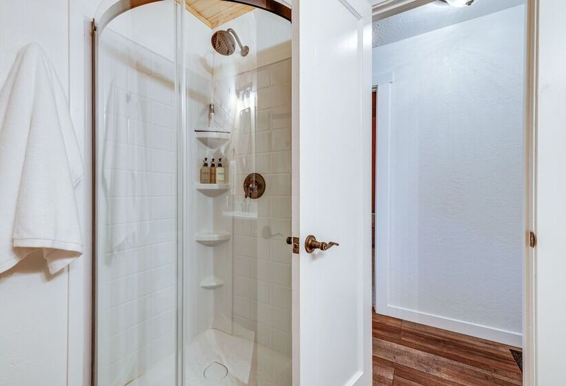 Deck & Ev Charger: Pet Friendly Arnold Cabin!