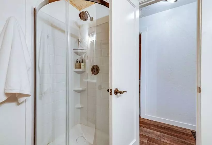 Deck & Ev Charger: Pet Friendly Arnold Cabin!