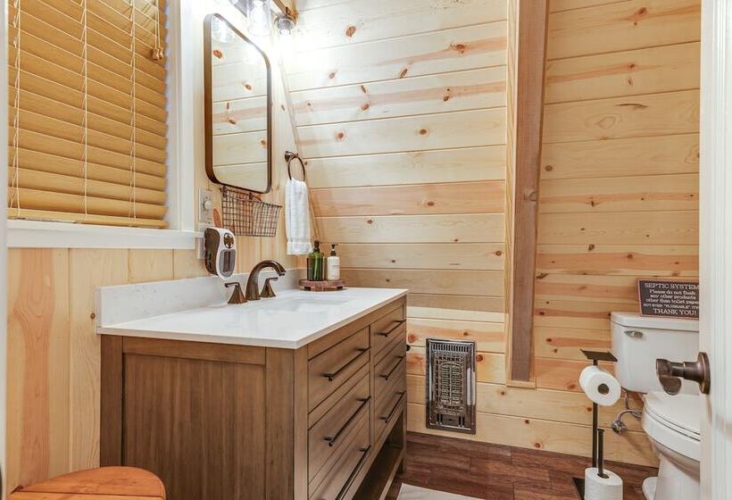 Deck & Ev Charger: Pet Friendly Arnold Cabin!