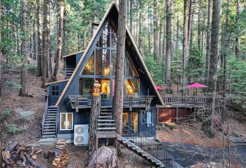 Deck & Ev Charger: Pet Friendly Arnold Cabin!