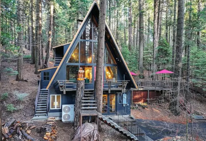 Deck & Ev Charger: Pet Friendly Arnold Cabin!