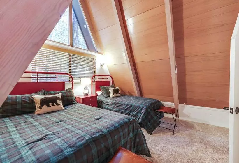 Deck & Ev Charger: Pet Friendly Arnold Cabin!