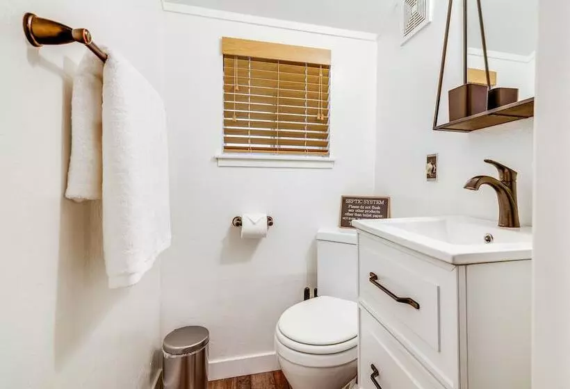 Deck & Ev Charger: Pet Friendly Arnold Cabin!