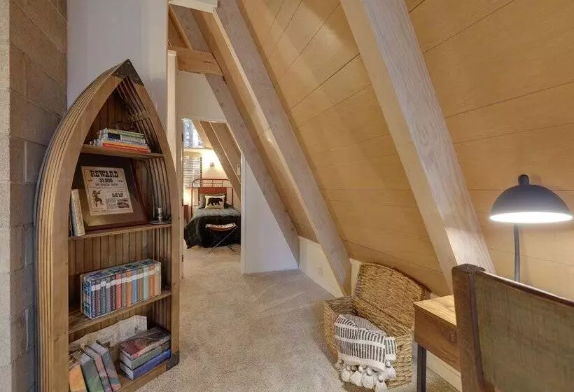 Deck & Ev Charger: Pet Friendly Arnold Cabin!