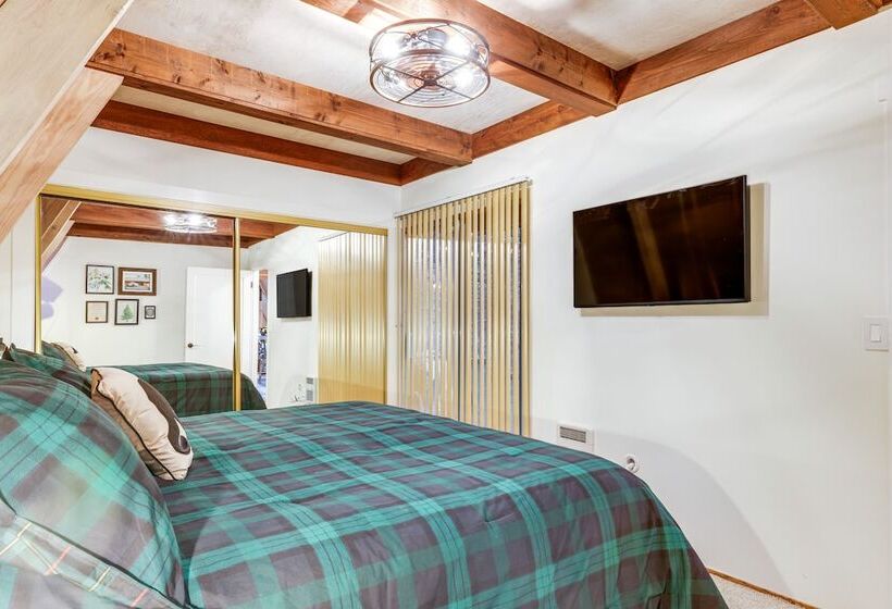 Deck & Ev Charger: Pet Friendly Arnold Cabin!