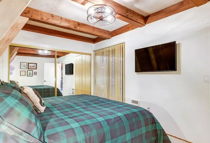 Deck & Ev Charger: Pet Friendly Arnold Cabin!