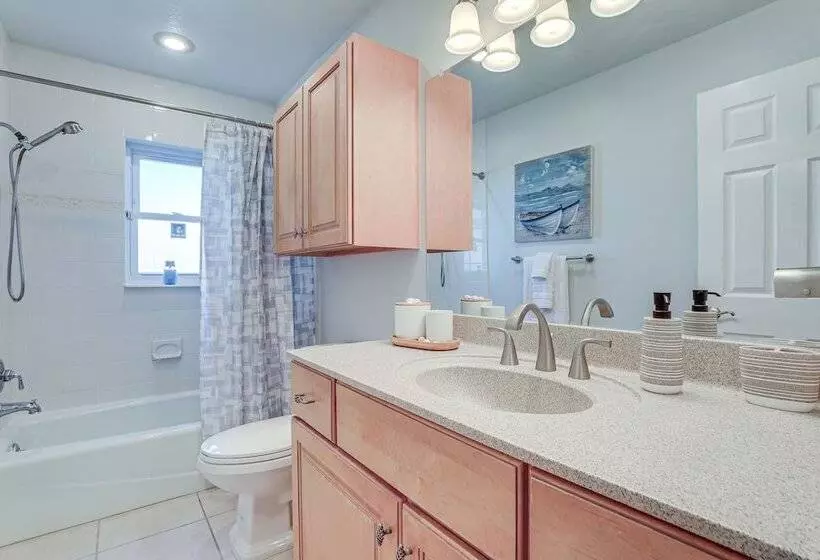 Pet Friendly Bradenton Home: Lanai W/ Heated Pool!