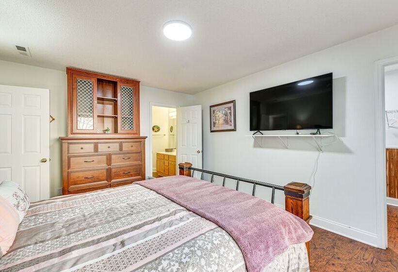 Pet Friendly Charlotte Home W/ Fenced Yard & Patio