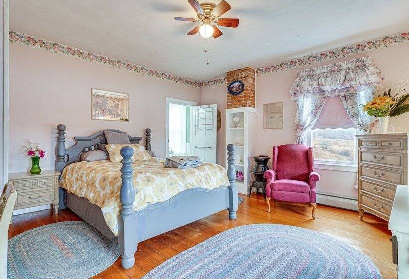 Pet Friendly Franklinville Farmhouse W/ Sunroom!